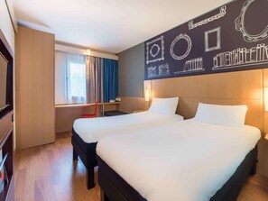 Chambre avec lits jumeaux, 2 lits jumeaux | Literie de qualité, bureau, fer et planche à repasser