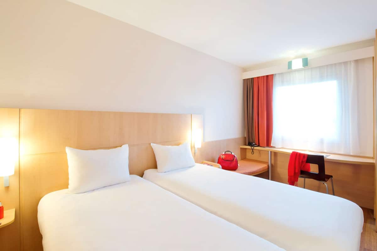 Chambre Standard avec lits jumeaux, Plusieurs lits | Literie de qualité, bureau, fer et planche à repasser