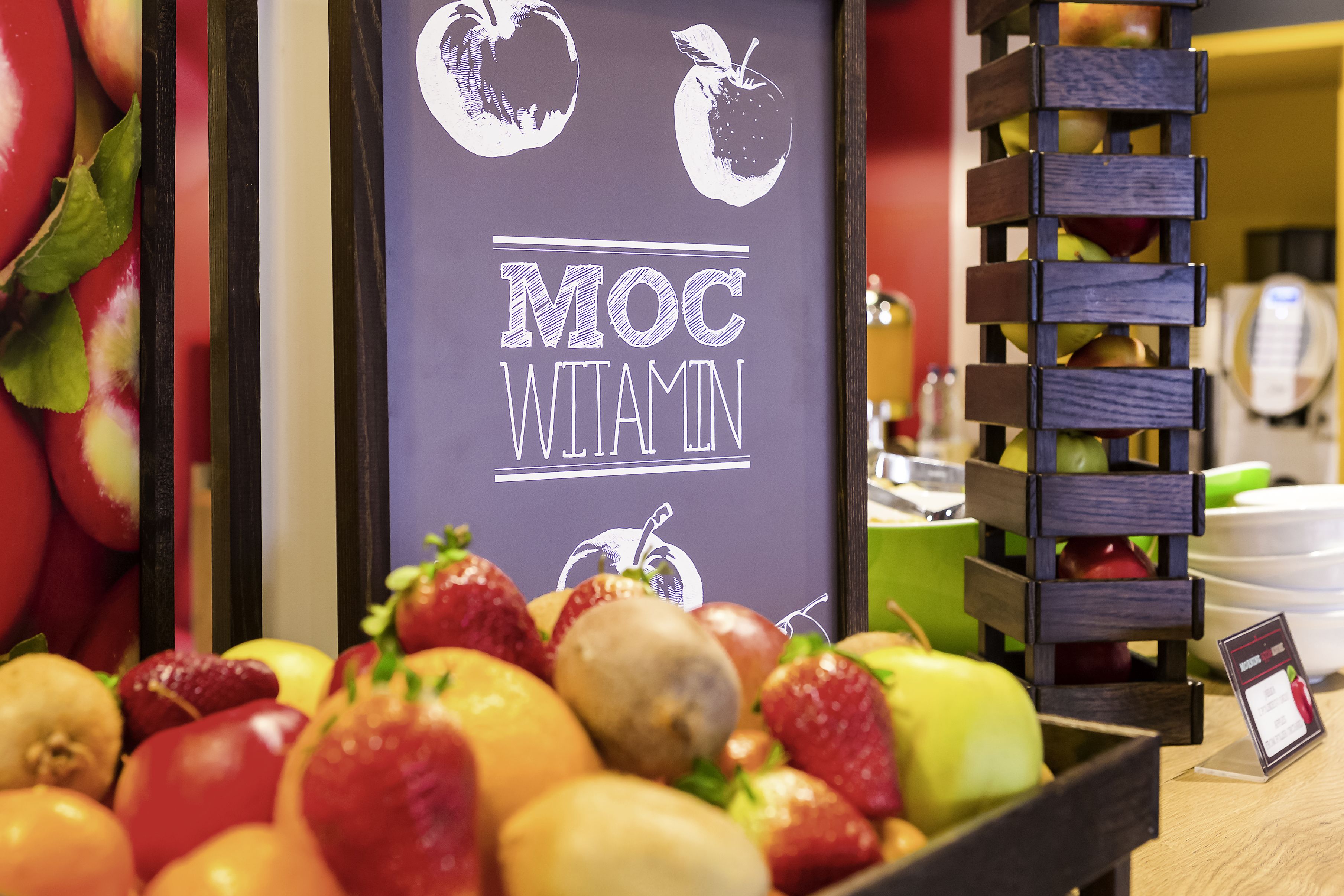 Une étalage de fruits frais et une pancarte indiquant « Moc Vitamin ».