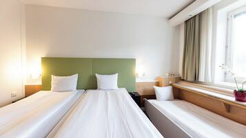 Bàn, màn/rèm cản sáng, truy cập Internet không dây miễn phí