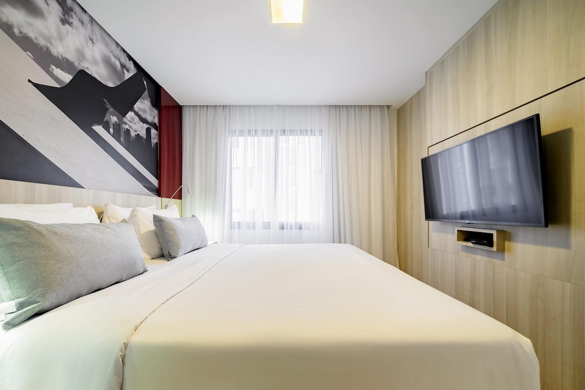 Minibar, in-room safe, laptop workspace, blackout curtains