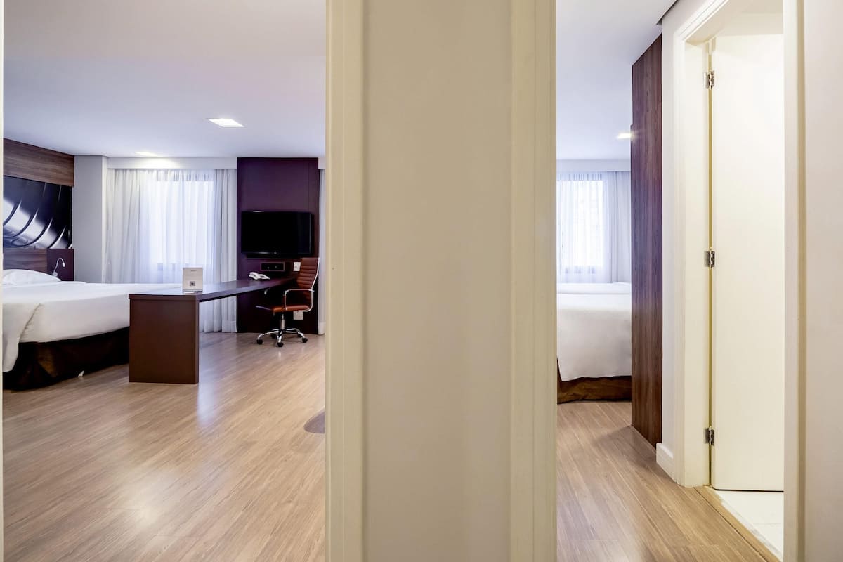 Minibar y caja de seguridad en la habitación