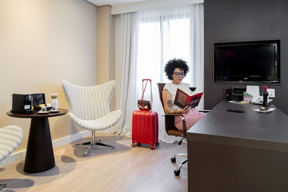 32-inch TV with digital channels