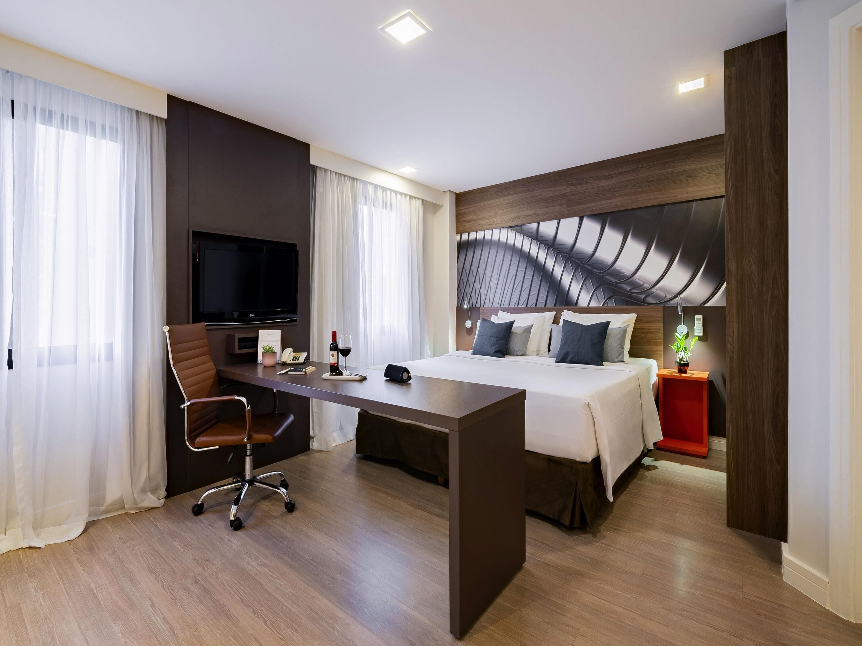 Apartamento superior, 1 cama King | Frigobar, cofres nos quartos, espaço de trabalho para notebook