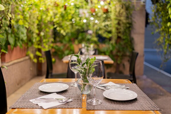 Se sirven desayunos y cocina internacional; con mesas al aire libre 