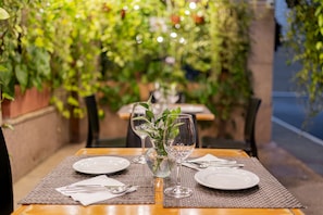 Breakfast, lunch, dinner served; international cuisine, alfresco dining - Mercure Sao Paulo Moema Times Square (São Paulo)