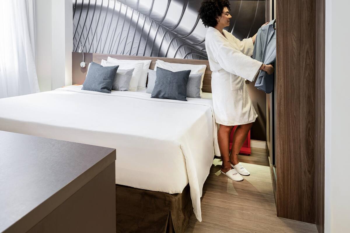 Privilege, Apartamento, 1 cama de matrimonio grande | Minibar, caja fuerte, espacio para trabajar con un portátil