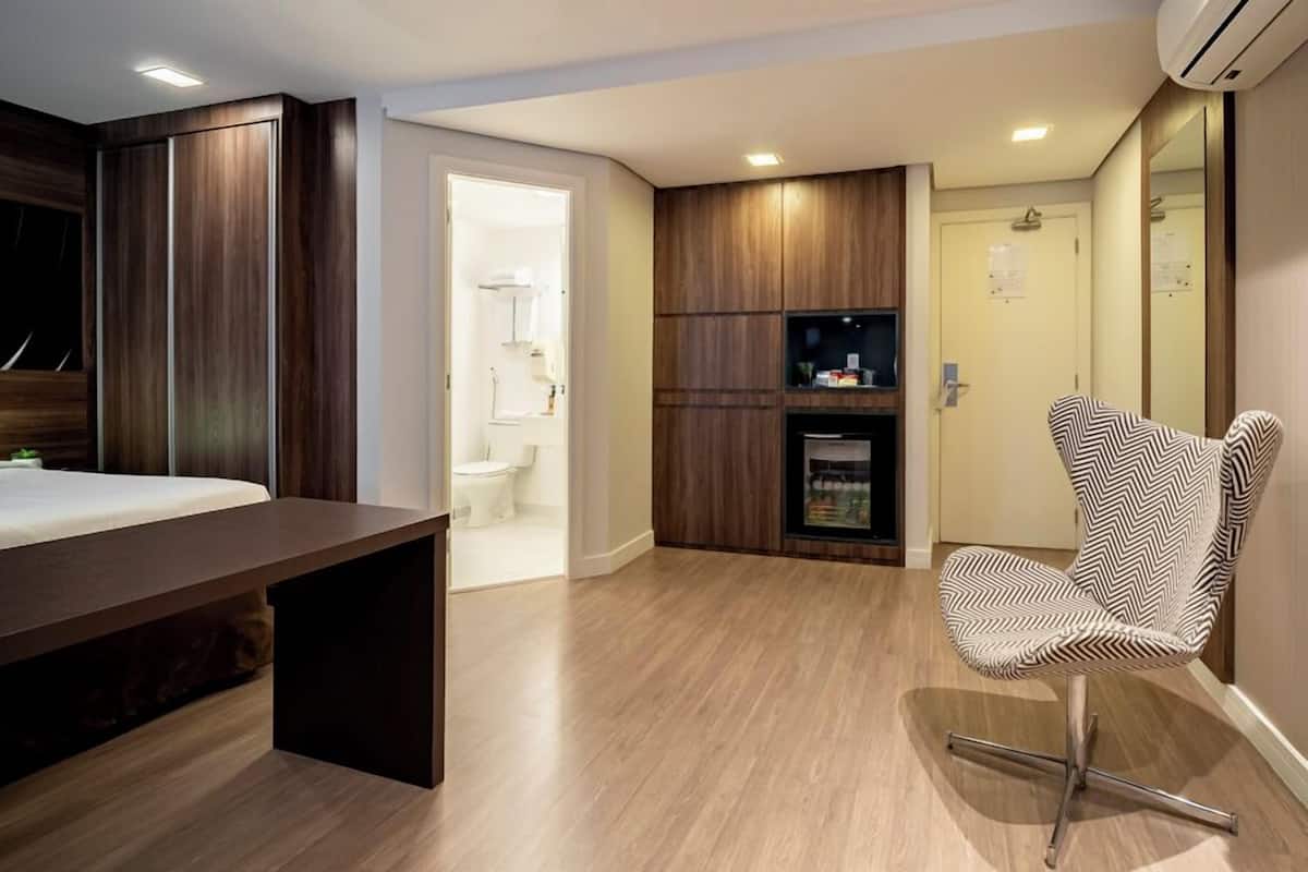 Minibar, in-room safe, laptop workspace, blackout drapes