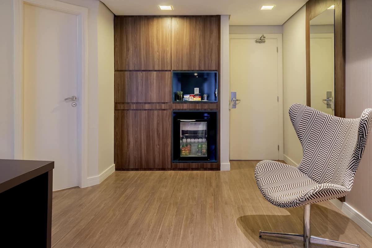 Minibar y caja de seguridad en la habitación