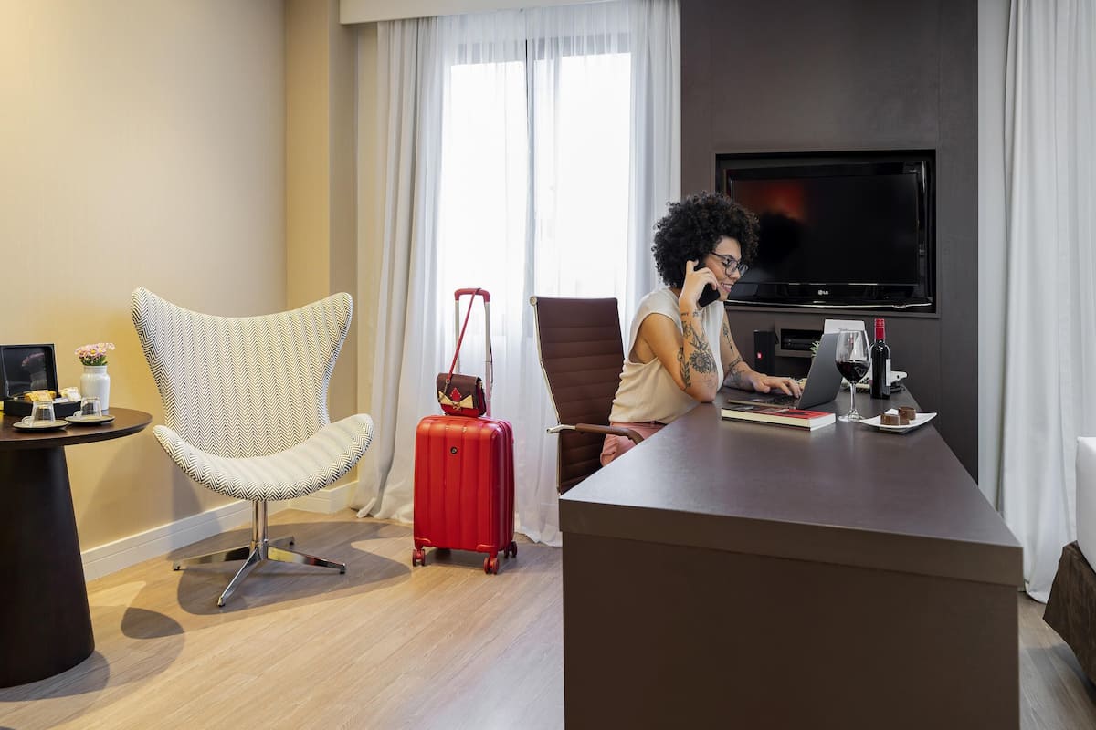 Minibar y caja de seguridad en la habitación