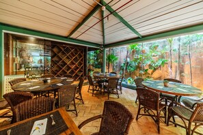 Petit déjeuner et déjeuner servis sur place, restauration en plein air 