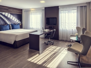 Superior Apartment, 1 King Bed | Minibar, in-room safe, laptop workspace, blackout drapes