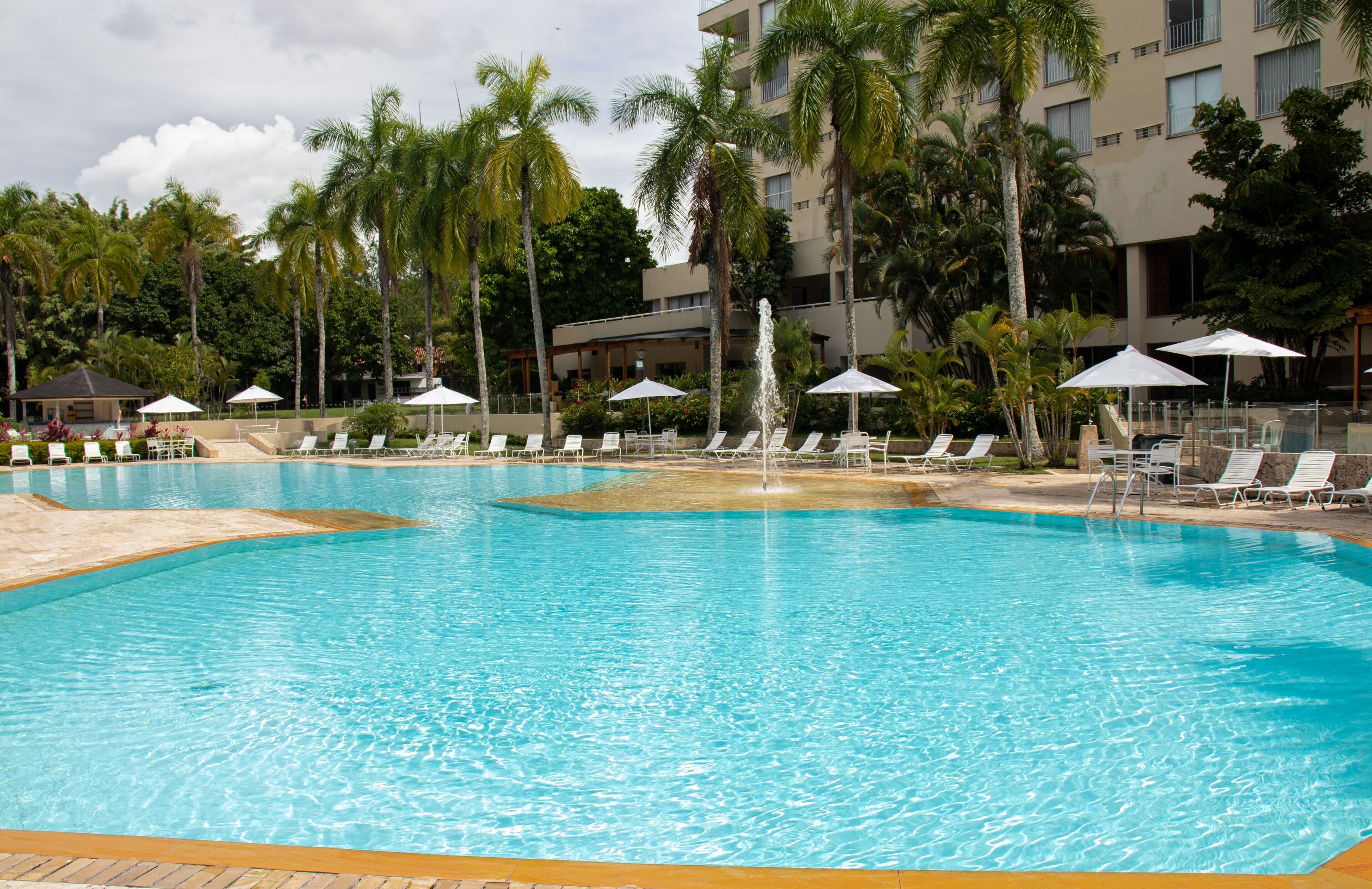 สระว่ายน้ำกลางแจ้ง, ร่มริมสระว่ายน้ำ, เก้าอี้อาบแดดริมสระ