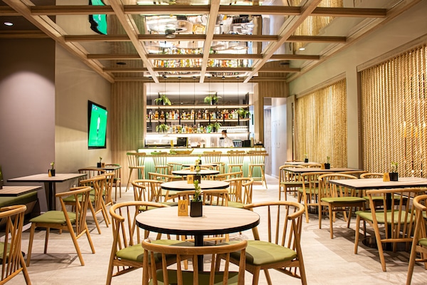 2 restauranter, frokost, lunsj og middag serveres, italienske retter