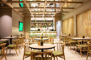 2 间餐厅，供应早餐、午餐和晚餐，意大利菜