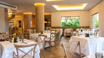 2 restaurantes; se sirve desayuno, almuerzo y cena; cocina italiana