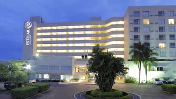 Vista frontal de la propiedad por la tarde o noche