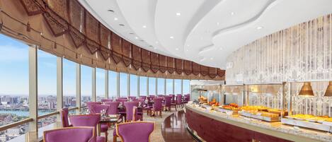 3 restaurantes; se sirven desayunos, almuerzos y cocina internacional