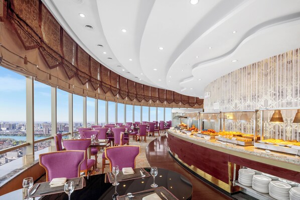 3 restaurants, breakfast, lunch, dinner served; international cuisine