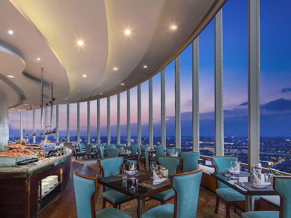 3 restaurantes; se sirve desayuno, almuerzo y cena; cocina internacional