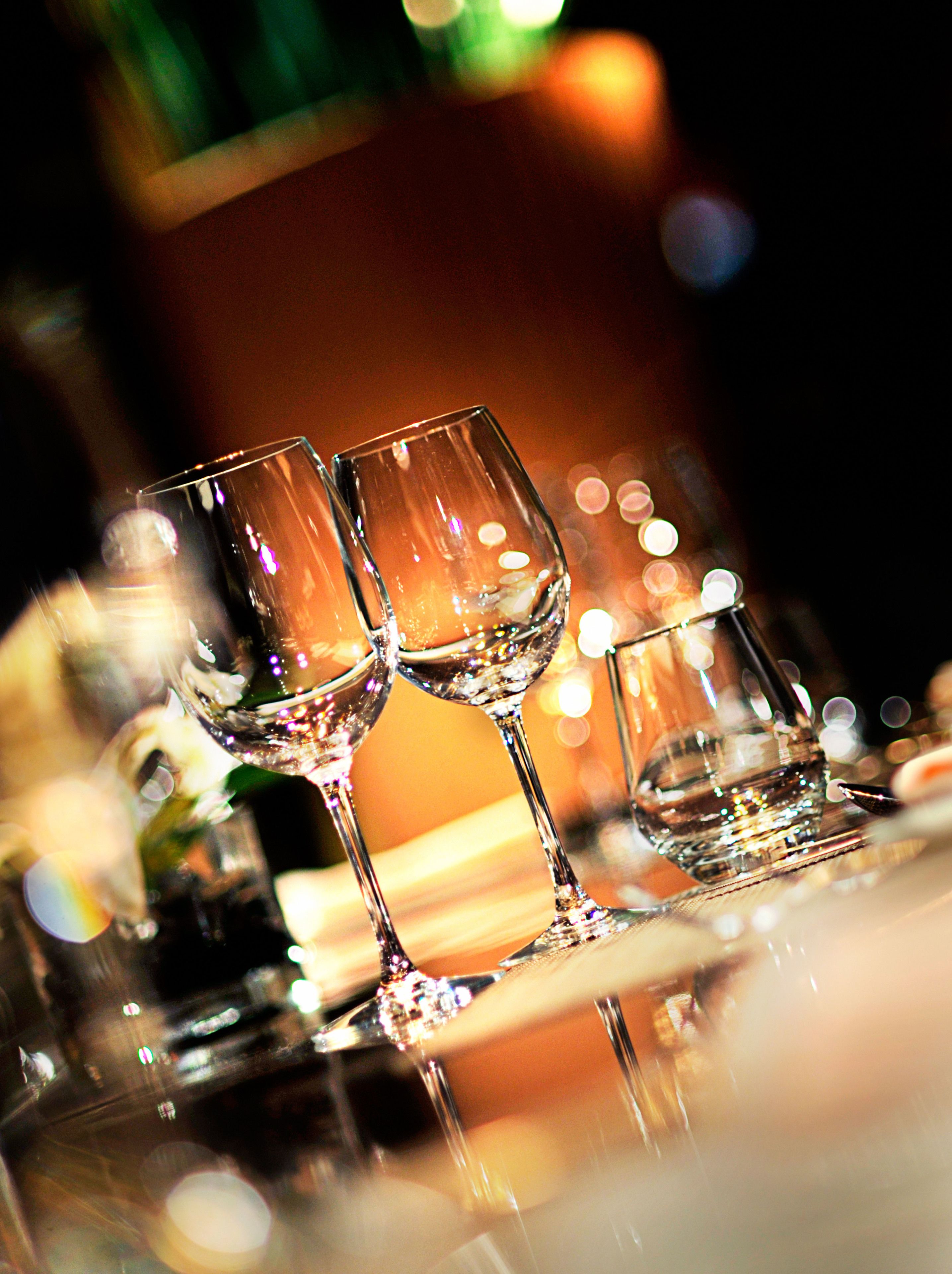 3 restaurants, breakfast, lunch, dinner served; international cuisine