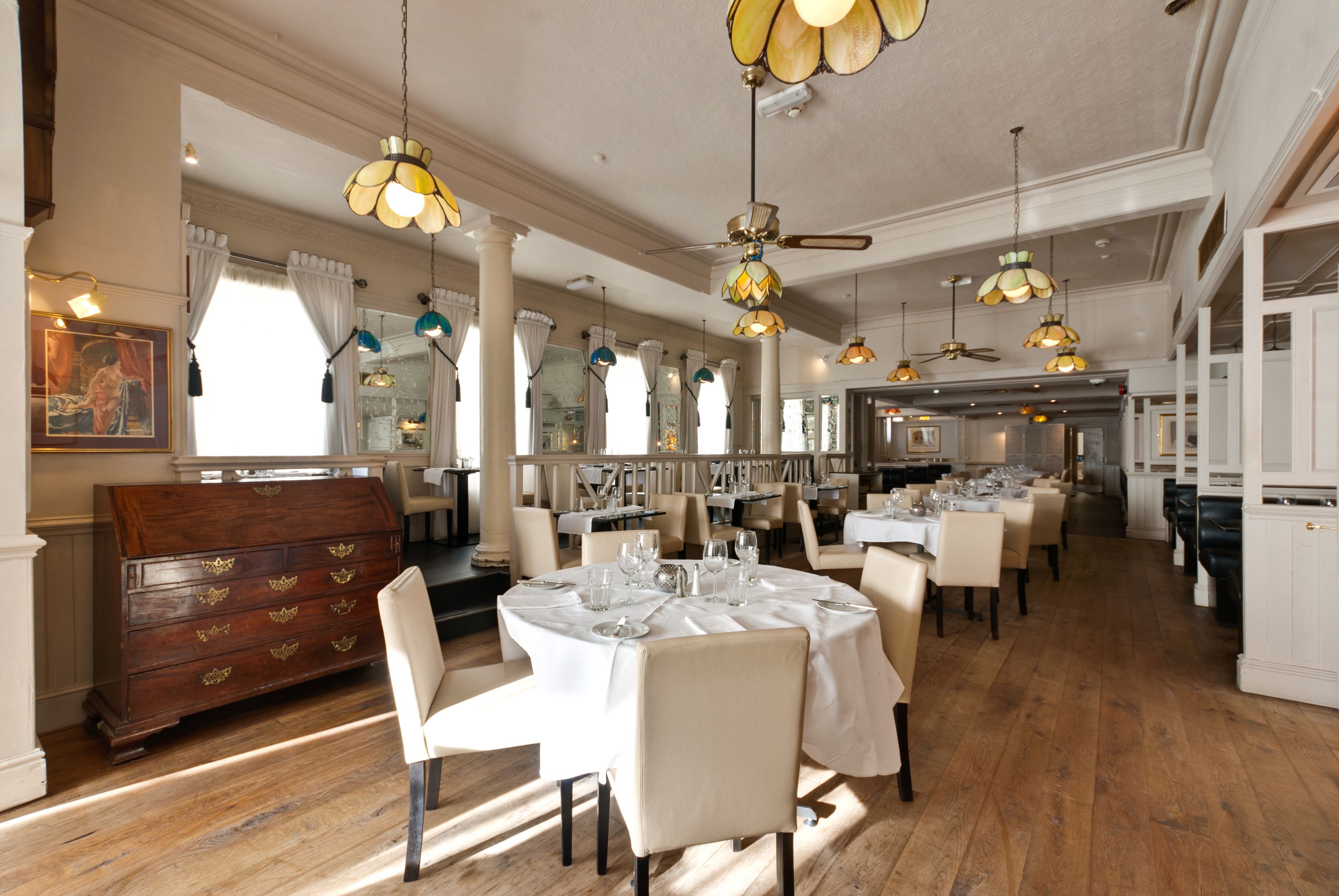 2 restaurants, breakfast served