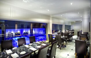 2 restaurants, breakfast served