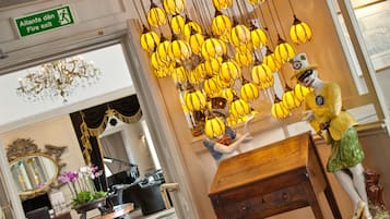 2 restaurants, breakfast served