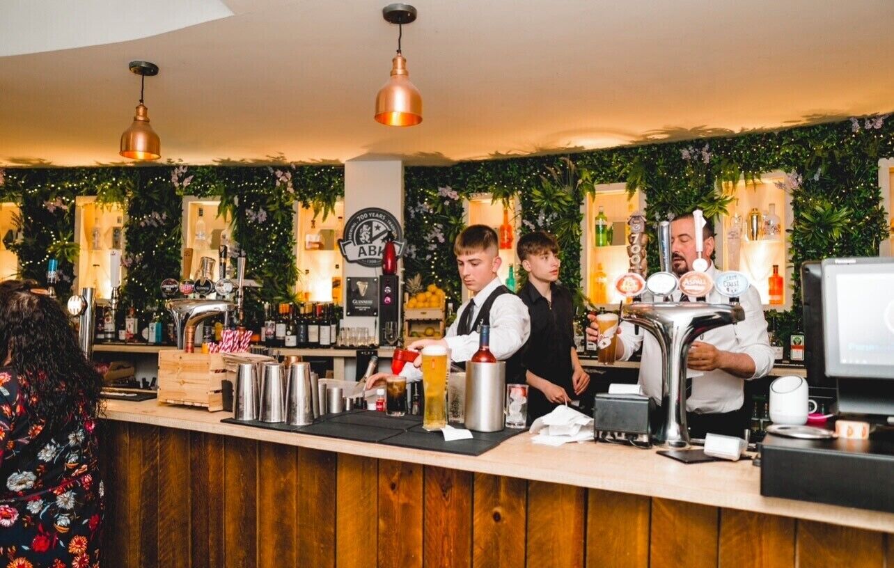 Photo - Oaklands Hotel