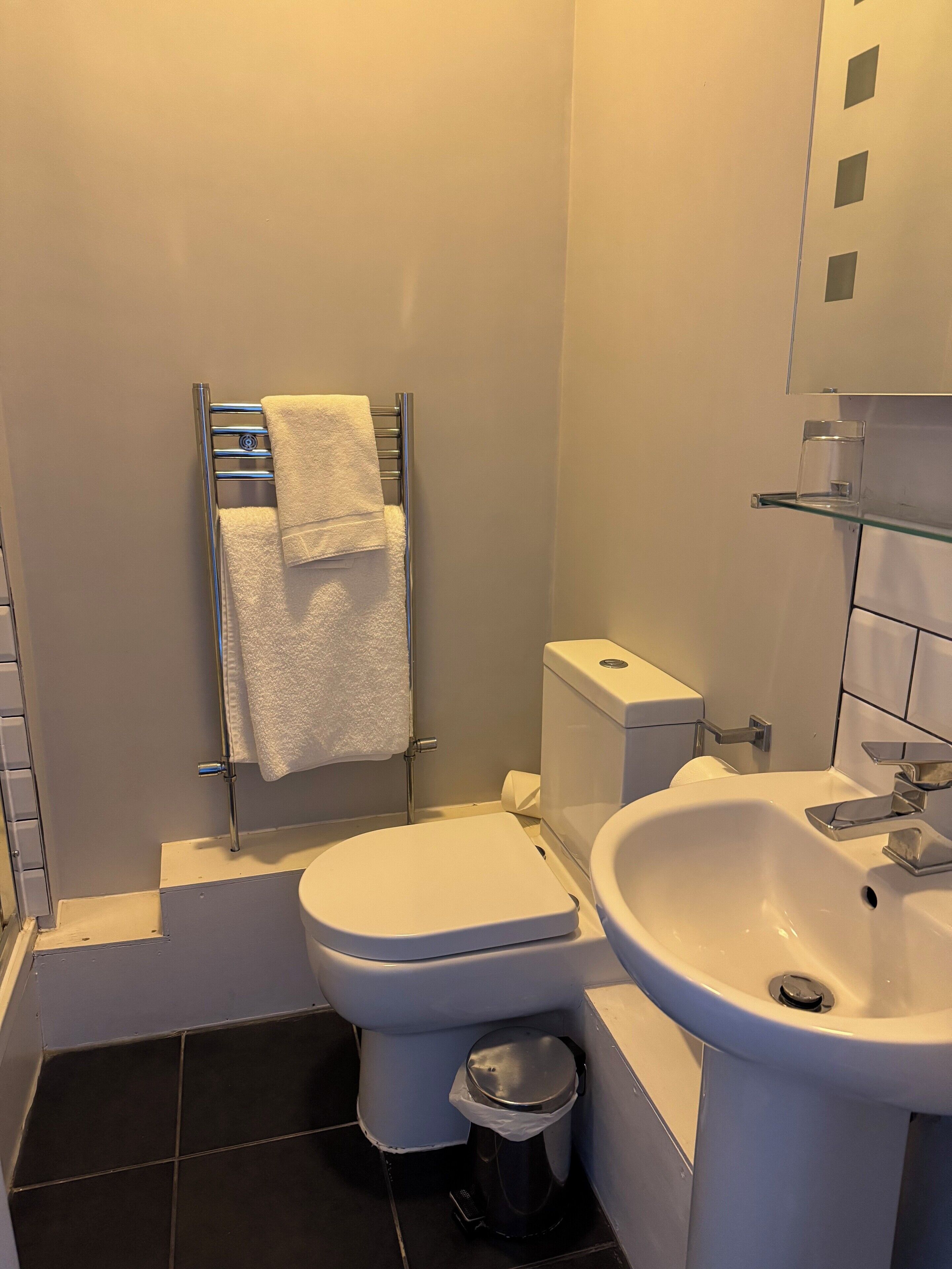 Photo - Oaklands Hotel