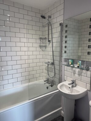 Familienzimmer (Classic) | Badezimmer | Kostenlose Toilettenartikel, Haartrockner, Handtücher