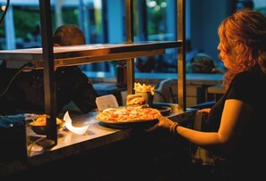 Se sirven almuerzos y cenas (con vistas al jardín) 