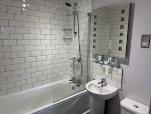 Free toiletries, hair dryer, towels - The Oaklands Hotel (Norwich)