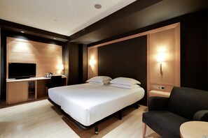 Minibar, in-room safe, blackout drapes, soundproofing - Hotel Barcelona Universal (Barcelona)