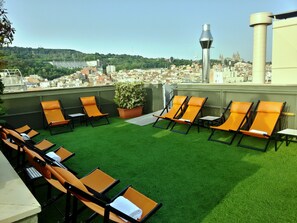 室外游泳池，開放時間為 08:00 至 20:00，提供日光浴躺椅