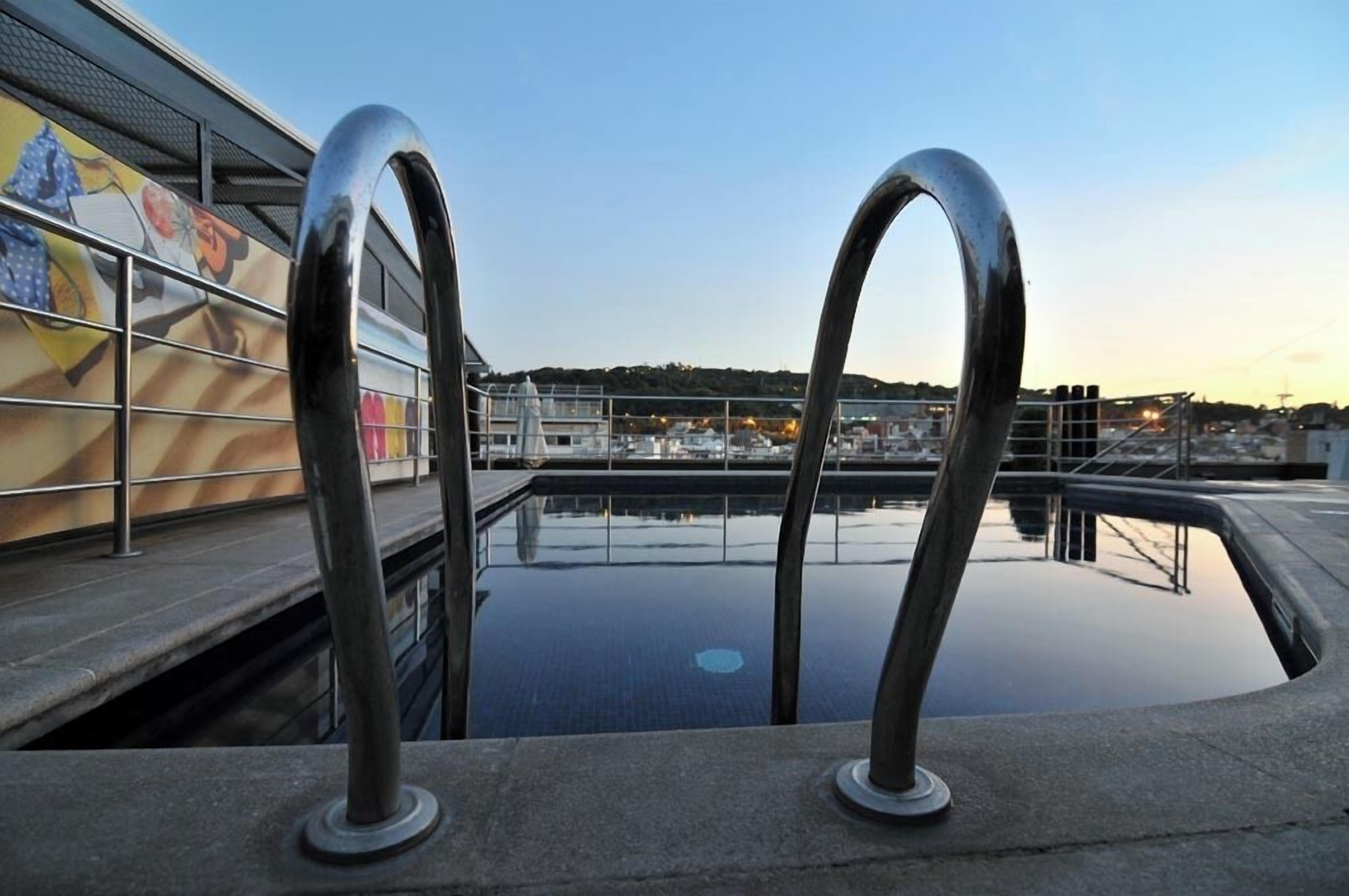 Piscine extérieure, accès possible de 8 h à 20 h, chaises longues