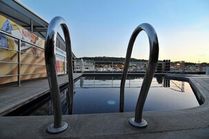 Piscine extérieure, chaises longues