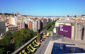 Seasonal outdoor pool, open 8:00 AM to 8:00 PM, pool loungers