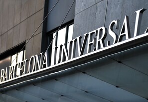 A building with a sign that reads "BARCELONA UNIVERSAL". - Hotel Barcelona Universal (Barcelona)
