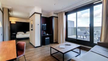 Junior Suite | Minibar, in-room safe, blackout drapes, soundproofing
