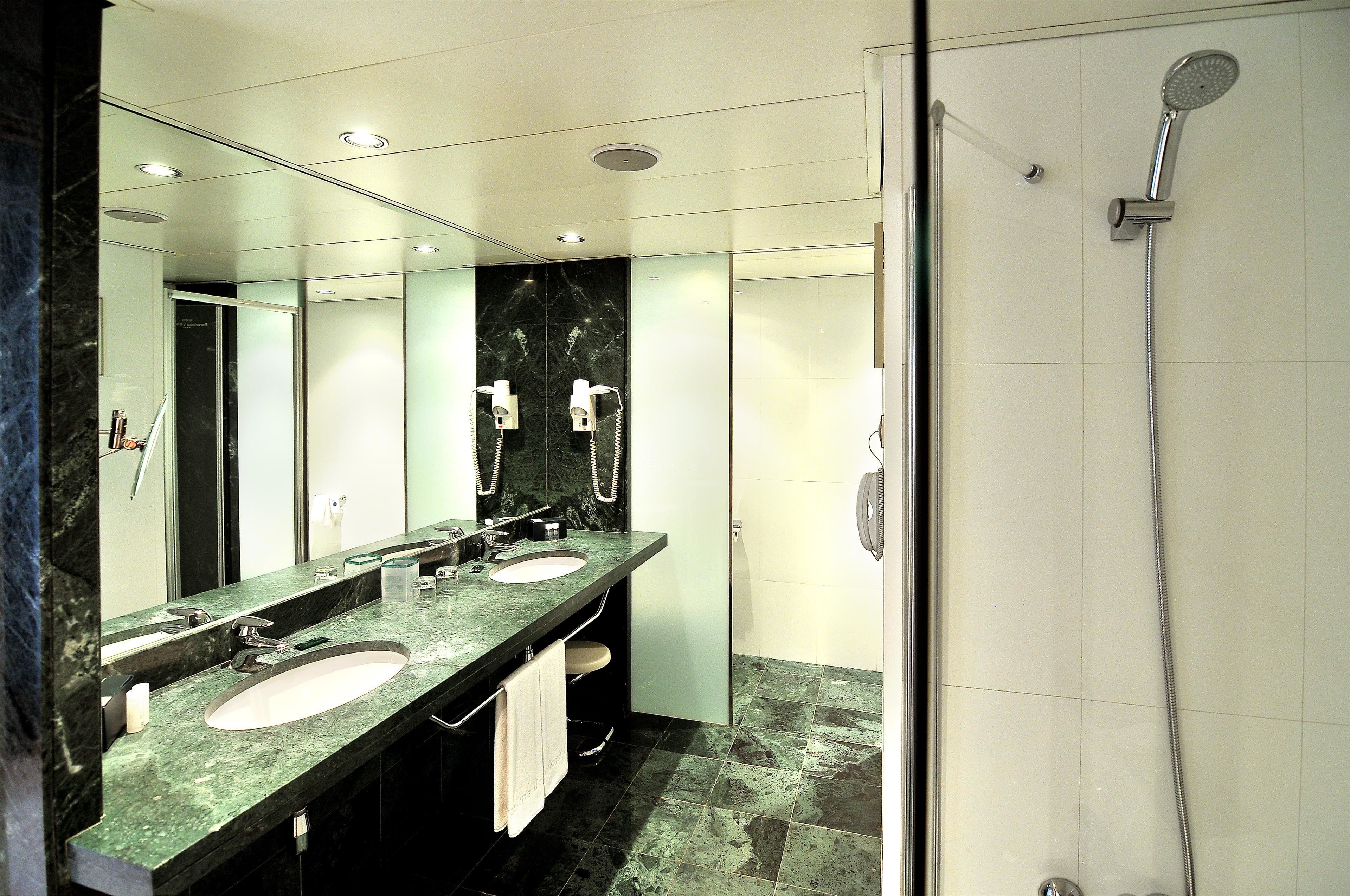 triple room | bathroom | combined shower/bathtub, deep-soaking bathtub, eco-friendly toiletries
