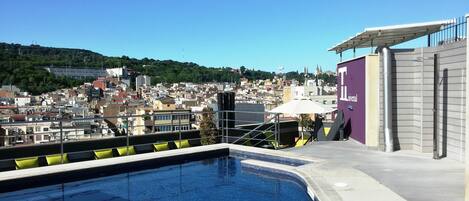 Piscine extérieure, accÚs possible de 8 h à 20 h, chaises longues