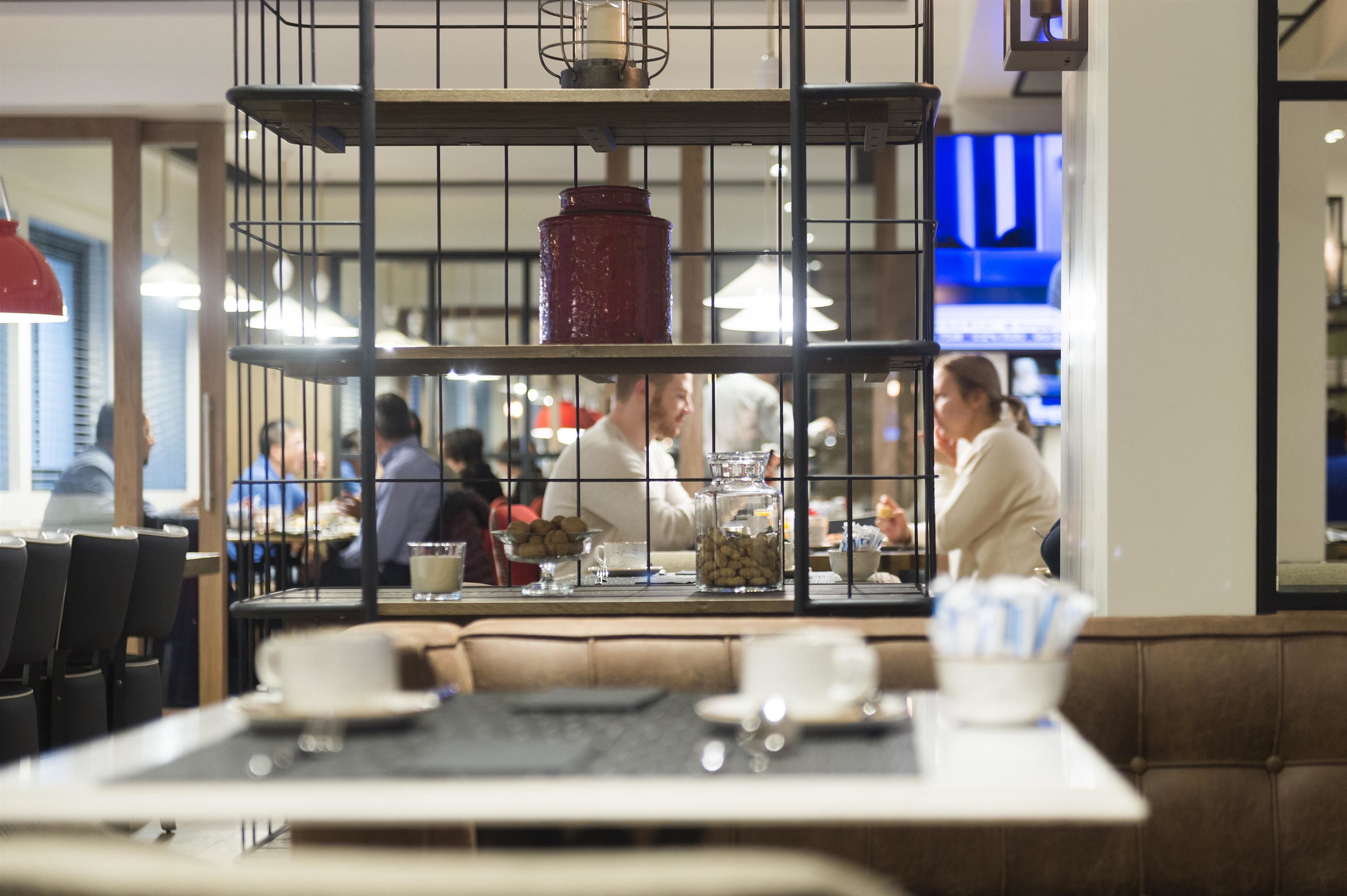 Ein Restaurant mit Bar, Tischen und einer Sitzordnung.