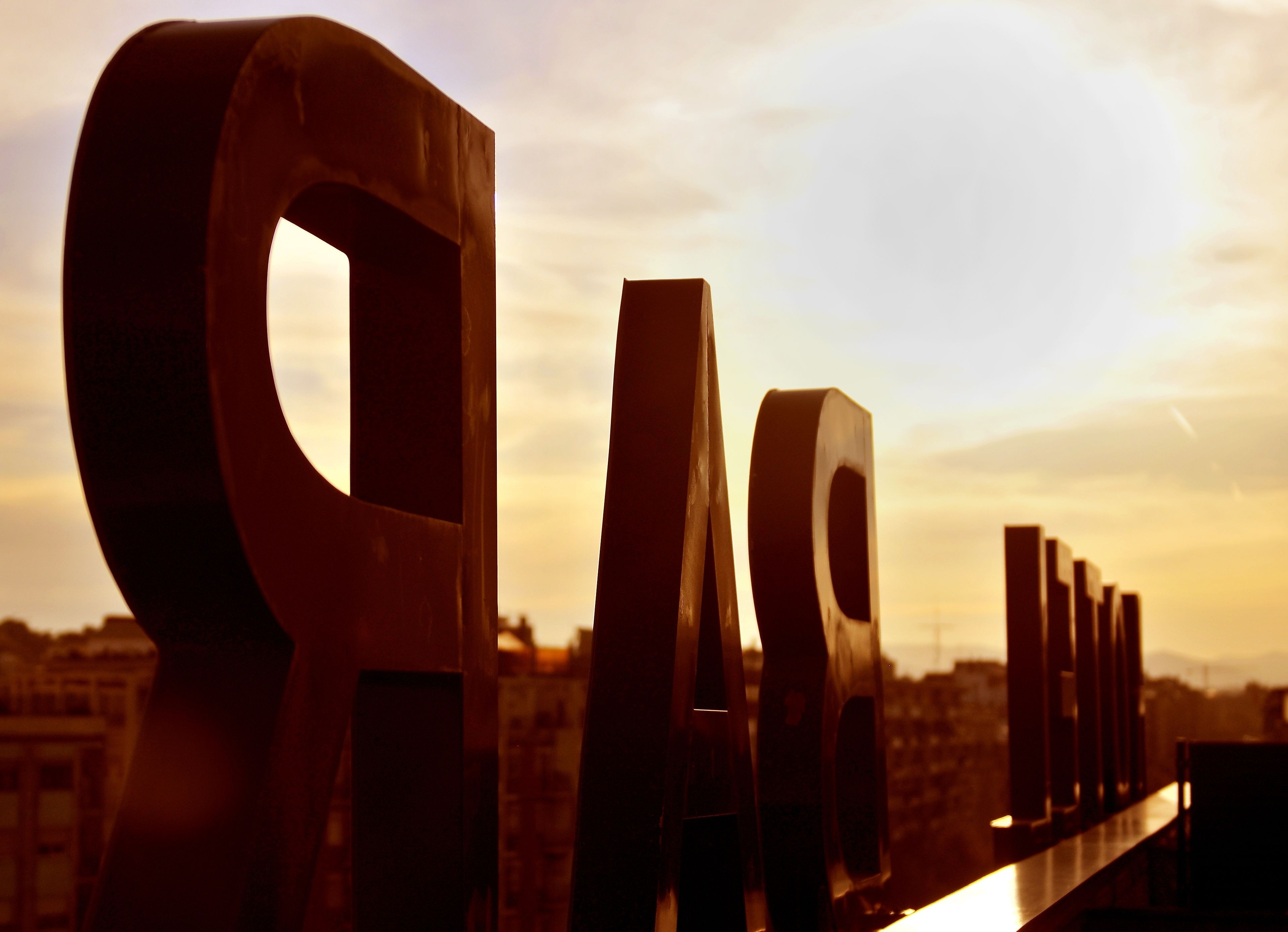 Fachada da propriedade à noite