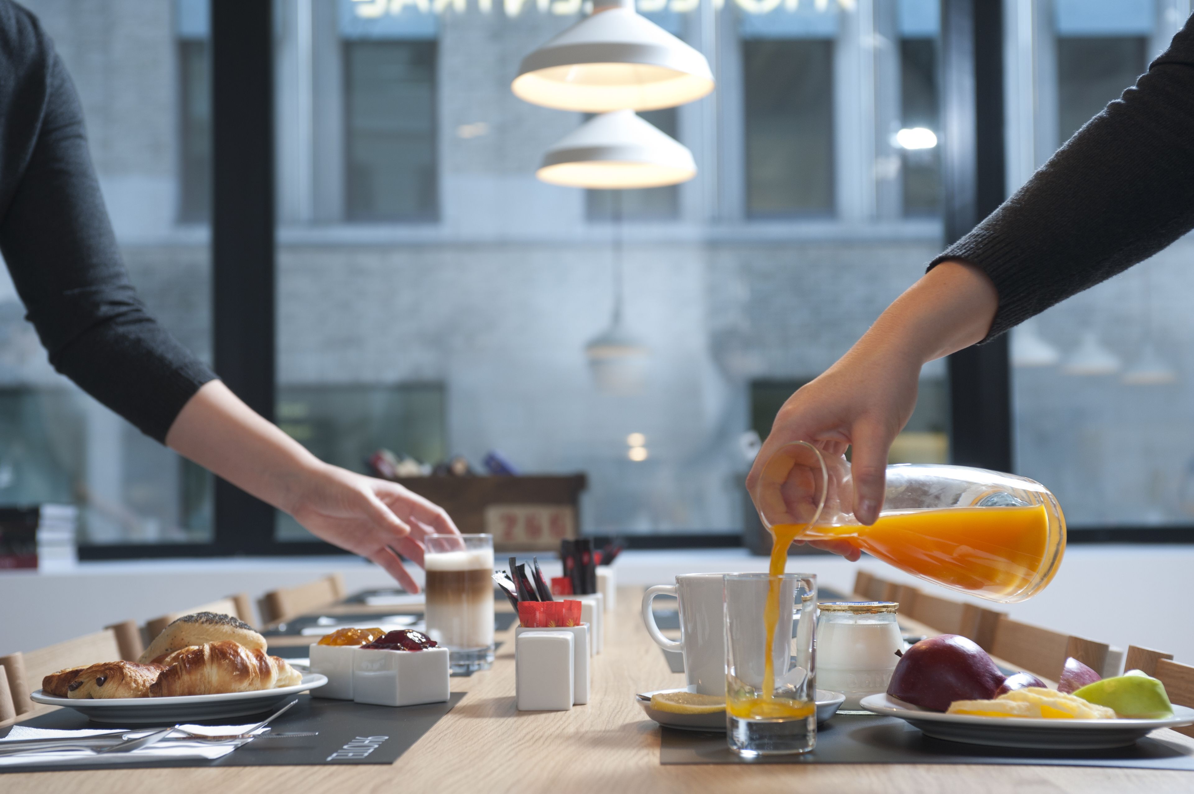 Se ofrece un desayuno bufé todos los días (17 EUR por persona)