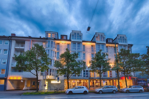 Depan hartanah - siang/malam