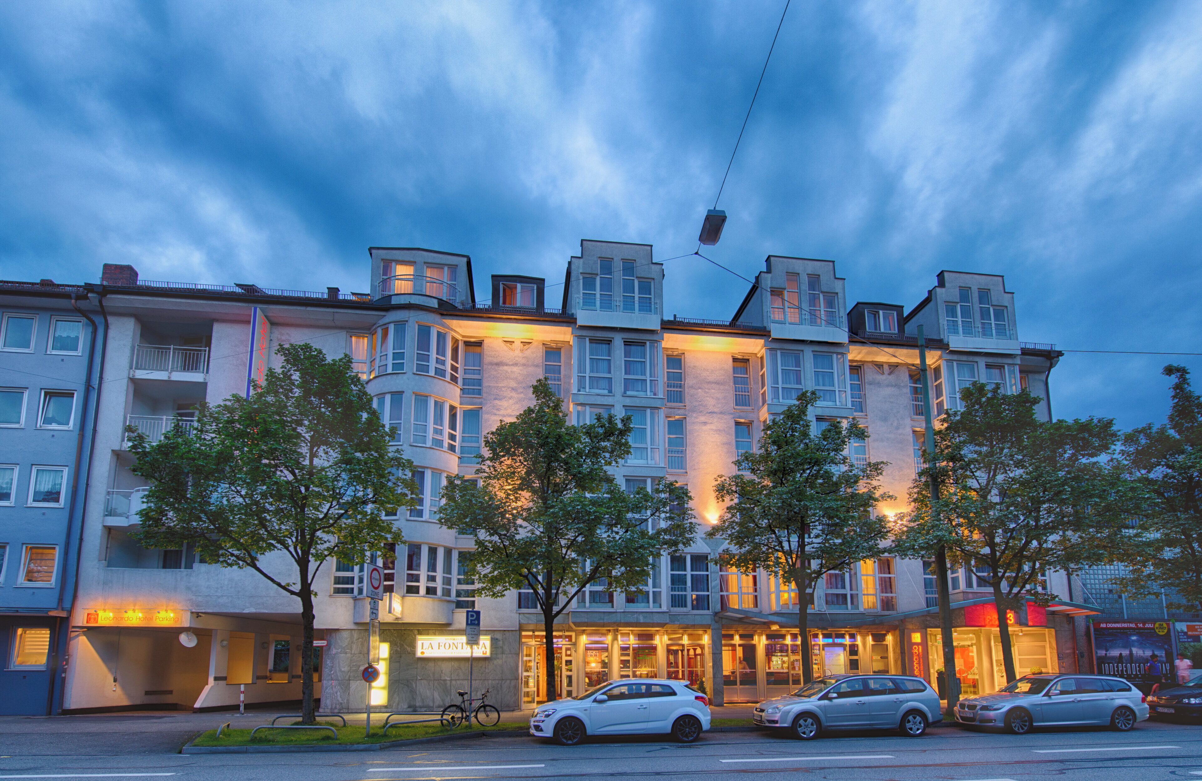 Hotel de diverses plantes amb un disseny arquitectònic modern, amb balcons i grans finestres.