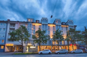 A multi-story hotel with a modern architectural design, featuring balconies and large windows. - Leonardo Hotel München City West (Munich)