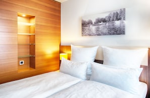 Comfort | Tallelokero huoneessa, työpöytä, silitysrauta/-lauta