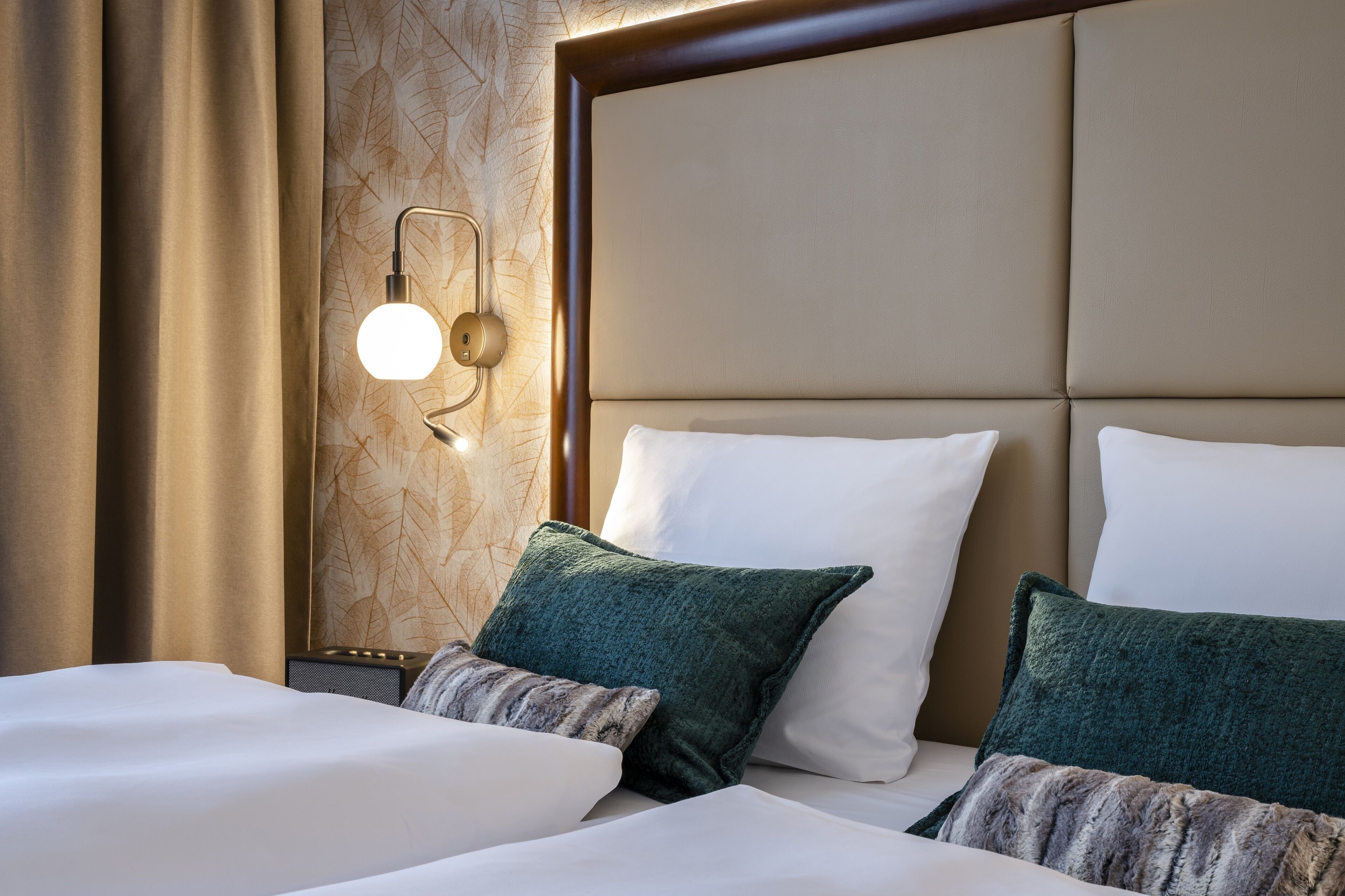 deluxe room, 1 king bed | 1 bedroom, premium bedding, pillow-top beds, in-room safe